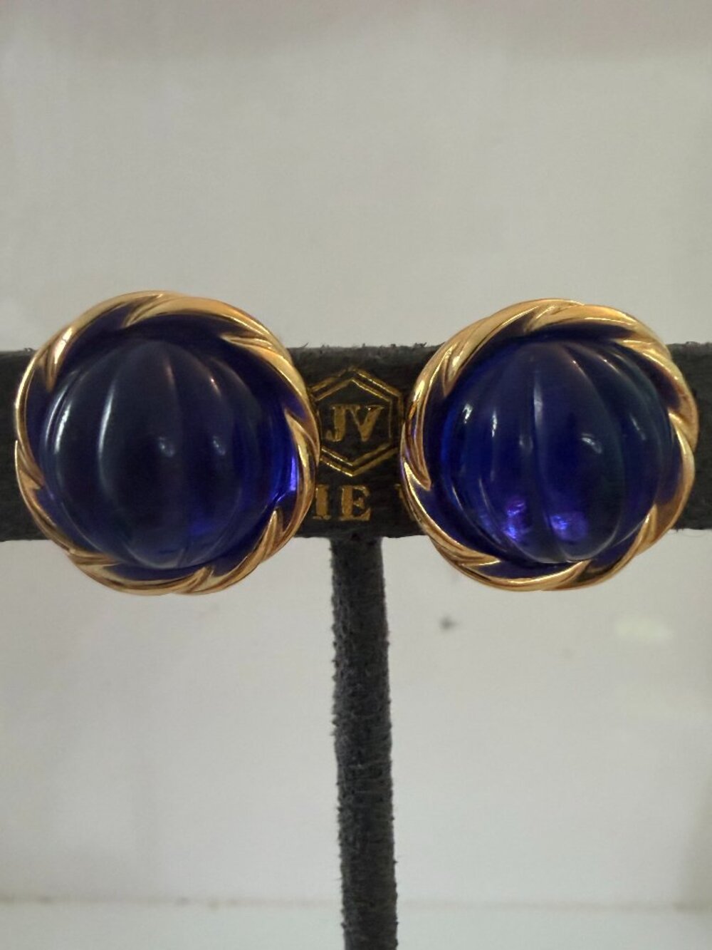 Vintage Avon Raj Sapphire Blue Moghul Gripoix Ribbed Cabochon Gold Earrings